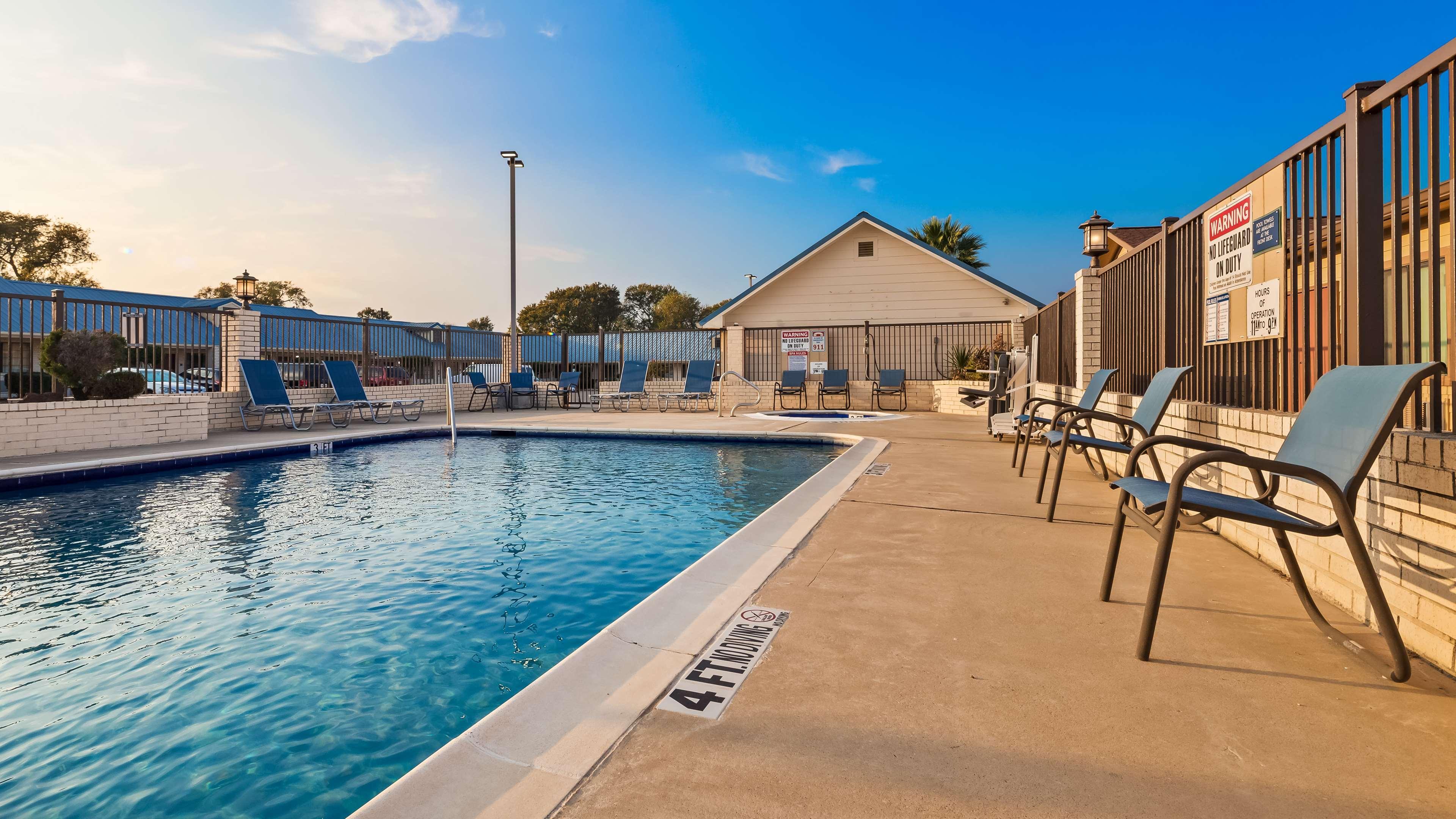 Western Regency & Motel Gonzales